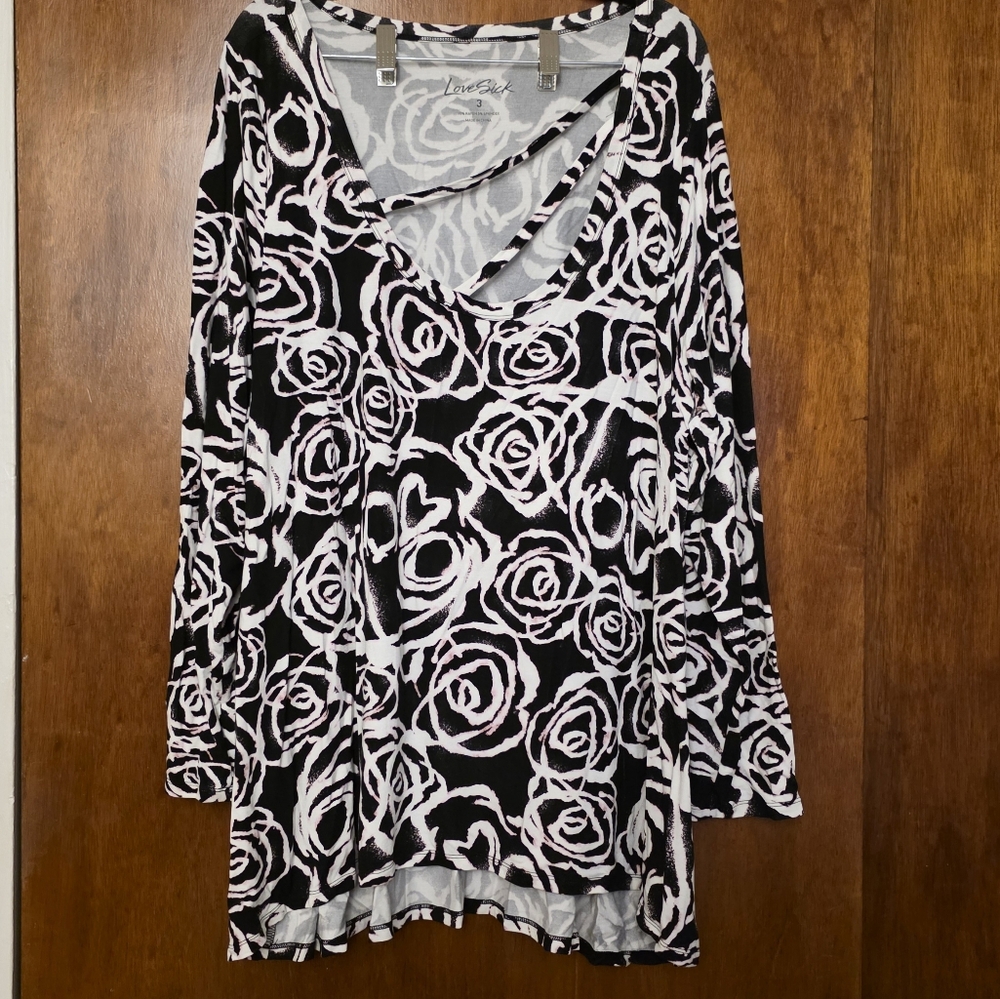 Torrid LoveSick Strappy Hi-Lo Tee - Super Soft Black Spray Paint Skulls SIZE 3